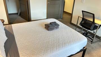 Tabla de planchar con plancha, wifi y ropa de cama