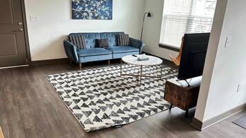 Tv, eldstad och kontor