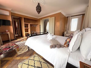 7 bedrooms, desk, iron/ironing board, free WiFi