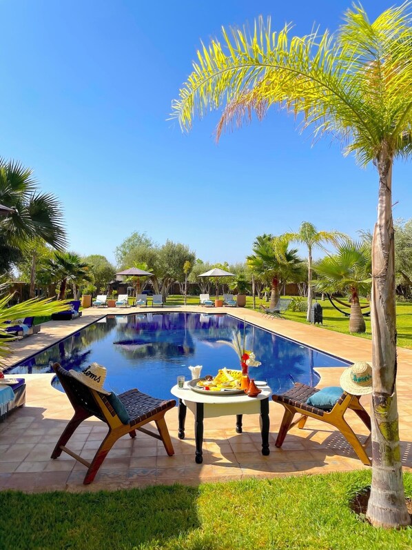 حمّام سباحة خارجي