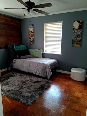 3 bedrooms, internet, bed sheets