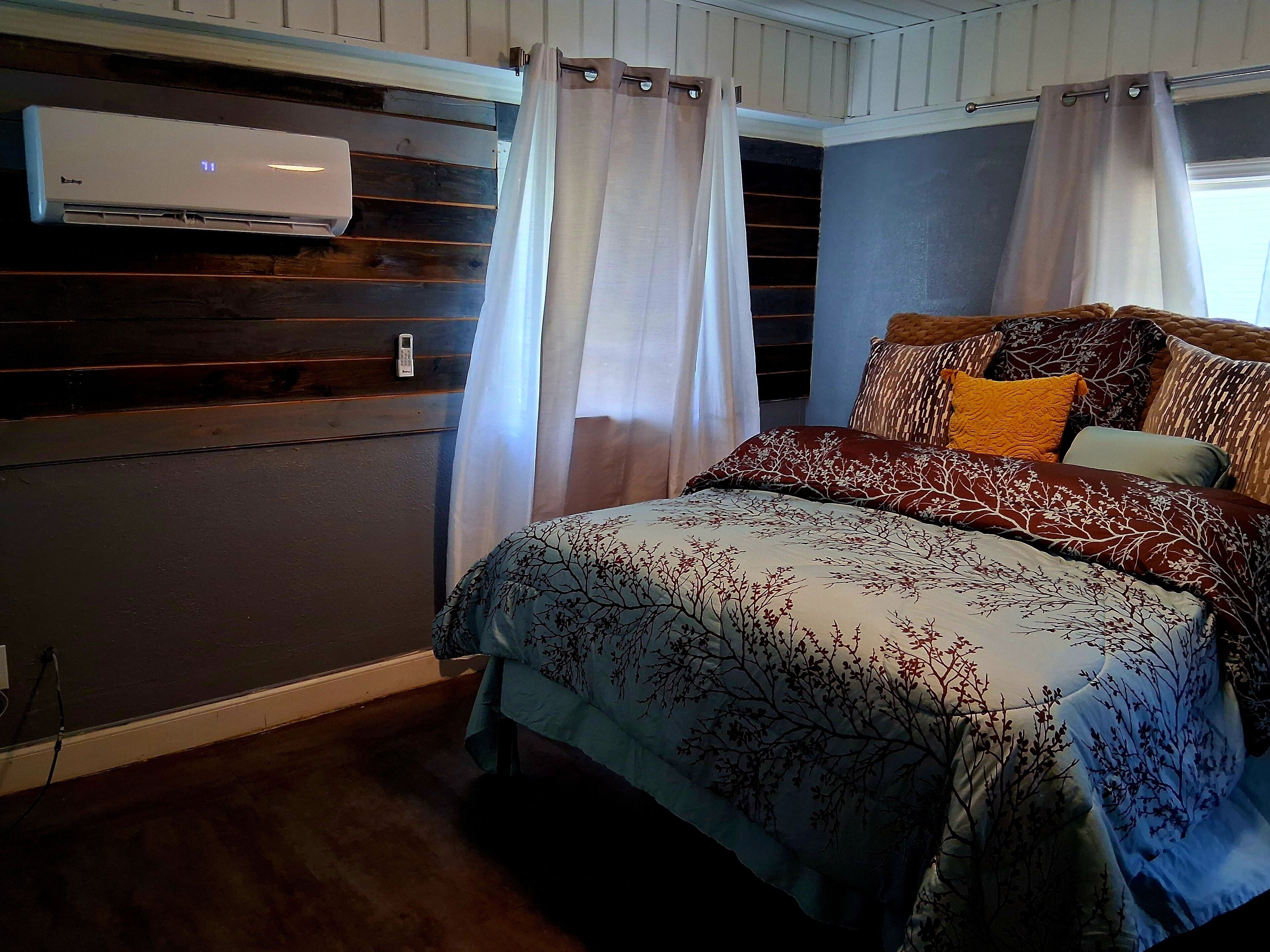 3 عدّة غرف نوم وخدمة الإنترنت وملاءات أسرّة