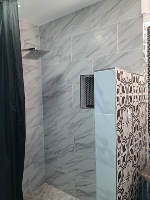 Sèche-cheveux, serviettes fournies, savon, papier toilette