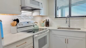 ثلاجة، ميكروويف، فرن، موقد طهي مسطح