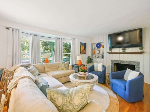 LARGE Home - Across From UF - Walk to Stadium/UF