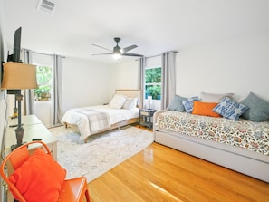 4 bedrooms, iron/ironing board, WiFi, bed sheets