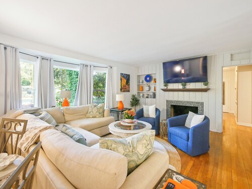 Large Home - Across from Stadium - Walk to UF - Firepit/Free Parking/Patio