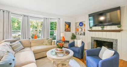 Large Home - Across from Stadium - Walk to UF - Firepit/Free Parking/Patio