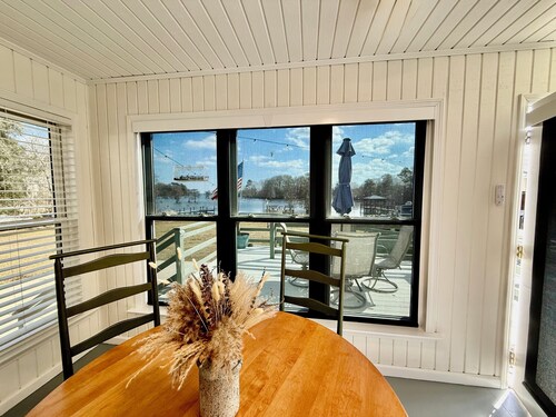 NEW Waterfront 4bd 2ba home on Lake Moultrie near the diversion canal sleeps 10