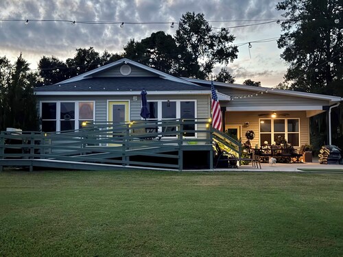 New lakefront 4 bedroom, 2 bath house on Lake Moultrie with dock sleeps 10