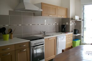 Frigorífico, microondas, horno y placa de cocina