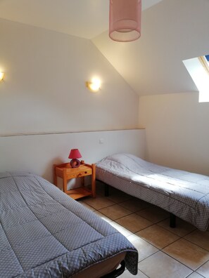 2 bedrooms, iron/ironing board, WiFi