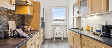 Un four, lave-vaisselle, cafetiÚre-théiÚre, grille-pain