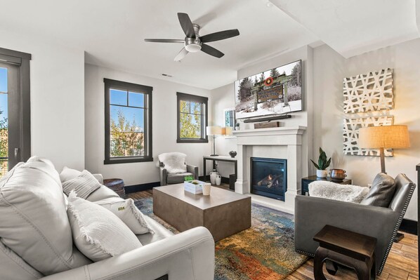 Smart TV, fireplace, ping pong - Moose Mgmt-Blackstone 3676: Pvt Hot Tub, Walk to Ski Lift (Park City)