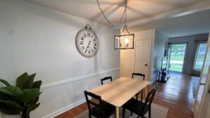 Unclassified image, 4 of 10, button - Tranquil 3-bedroom house with AC in Elk Grove Village (Elk Grove Village)