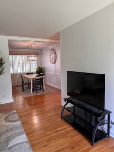 Tranquil 3-bedroom house with AC in Elk Grove Village