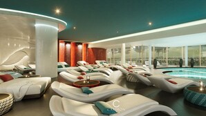 Uma área de spa moderna com cadeiras reclináveis, piscina e vista para o exterior.