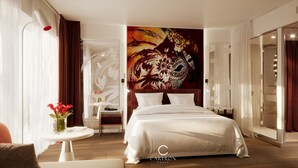 A modern hotel room with a large bed, a desk, and a glass partition. - Royal Palace Hotel & Spa (Kirrwiller-Bosselhausen)