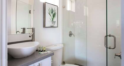Experience Luxury 4BR Townhouse, Sleeps 8 with Parking