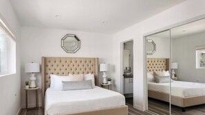 Room - Experience Luxury 4BR Townhouse, Sleeps 8 with Parking (Los Angeles)