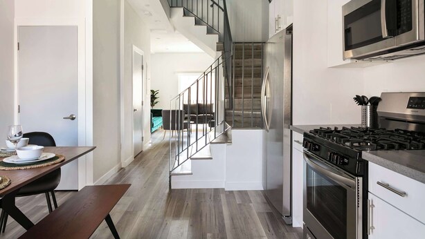 Private kitchen - Experience Luxury 4BR Townhouse, Sleeps 8 with Parking (Los Angeles)