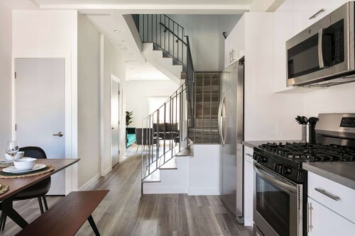 Experience Luxury 4BR Townhouse, Sleeps 8 with Parking