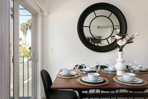 Dining - Experience Luxury 4BR Townhouse, Sleeps 8 with Parking (Los Angeles)