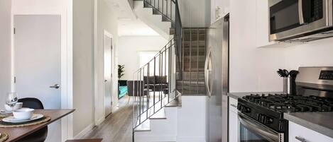 Kühlschrank, Mikrowelle, Ofen, Herdplatte