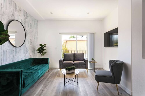 Experience Luxury 4BR Townhouse, Sleeps 8 with Parking