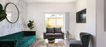 Experience Luxury 4BR Townhouse, Sleeps 8 with Parking