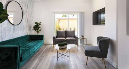 Experience Luxury 4BR Townhouse, Sleeps 8 with Parking