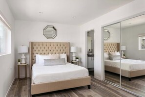 4 habitaciones, tabla de planchar con plancha, wifi y ropa de cama 