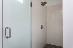 Ducha, secador de pelo, toallas y champú