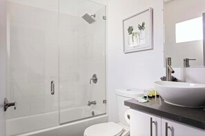 Shower, hair dryer, towels, shampoo - Experience Luxury 4BR Townhouse, Sleeps 8 with Parking (Los Angeles)