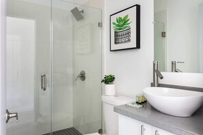 Bruser, hårtørrer, håndklæder