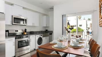 Køleskab, mikrobølgeovn, ovn, kogeplade