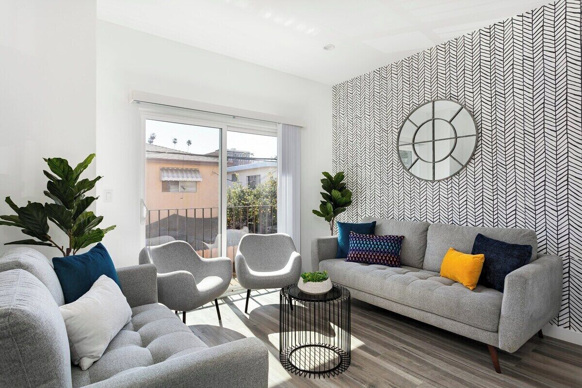 Televisión y oficina 