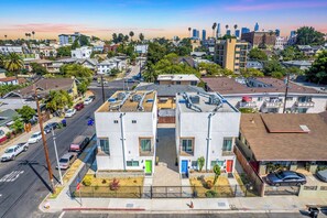 Exterior - Enjoy Stylish 4BR Townhouse, Sleeps 8 with Wi-Fi (Los Angeles)