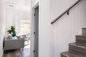 Interior - Enjoy Stylish 4BR Townhouse, Sleeps 8 with Wi-Fi (Los Angeles)