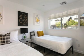 Strykjärn/strykbräda, wi-fi och sängkläder