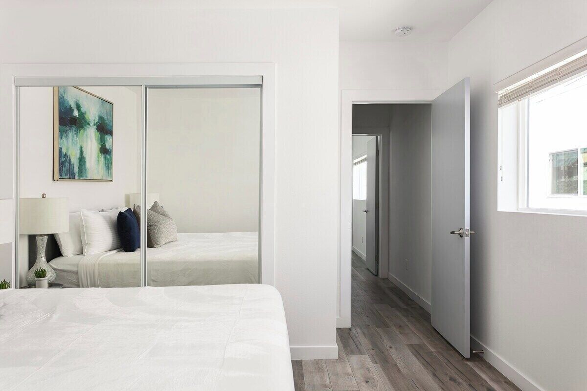 4 habitaciones, tabla de planchar con plancha, wifi y ropa de cama 