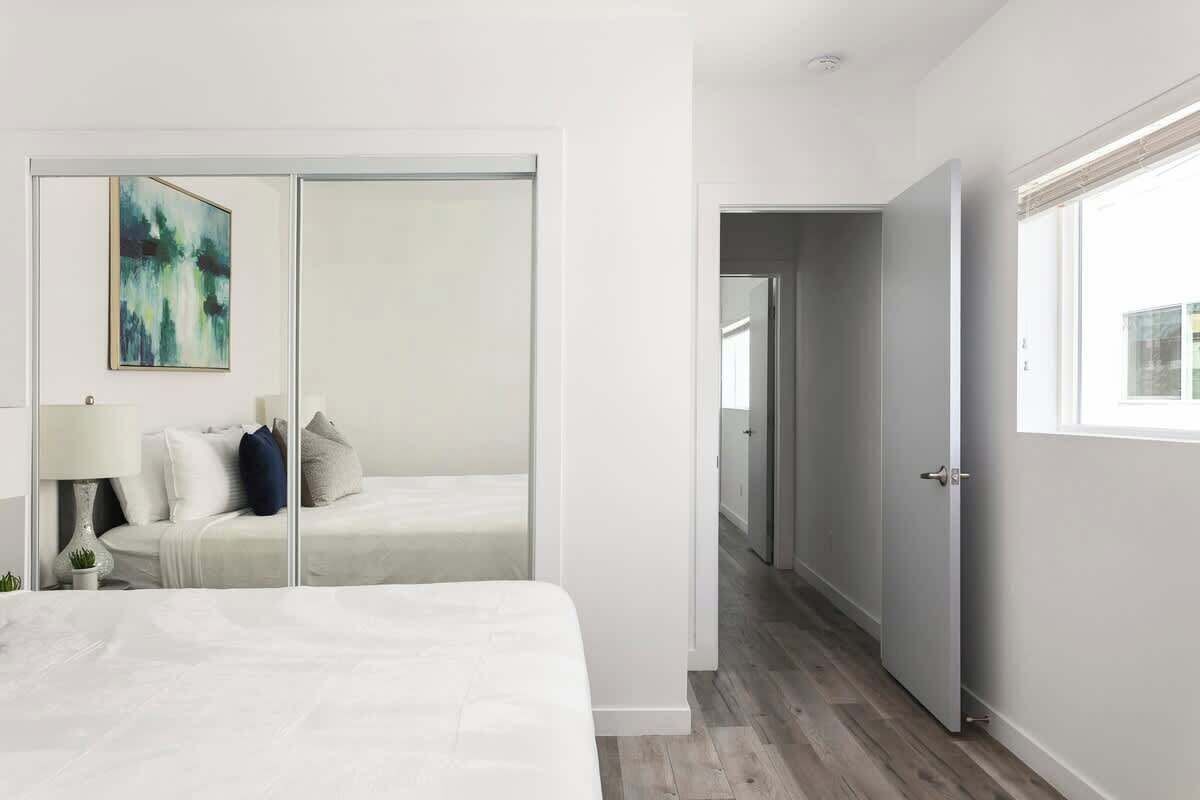 4 habitaciones, tabla de planchar con plancha, wifi y ropa de cama 