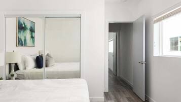 4 habitaciones, tabla de planchar con plancha, wifi y ropa de cama