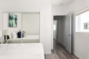 4 bedrooms, iron/ironing board, WiFi, bed sheets - Enjoy Stylish 4BR Townhouse, Sleeps 8 with Wi-Fi (Los Angeles)