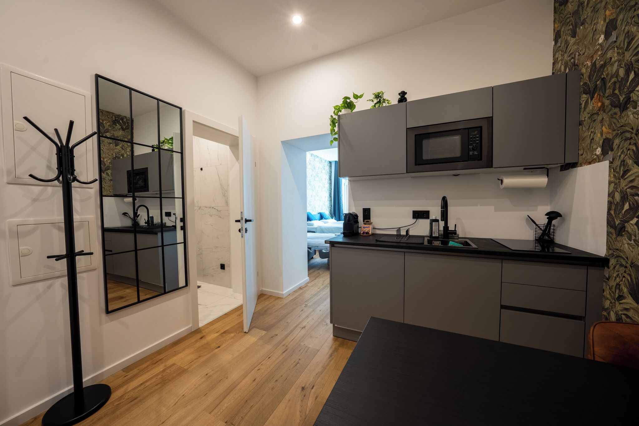 Réfrigérateur, four à micro-ondes, un four, surface de cuisson