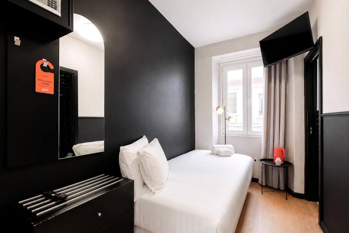 Apartment (Standard Room) | Desk, laptop workspace, WiFi (free), bed sheets