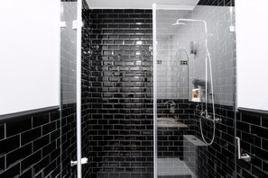 Apartamento (Standard Room) | Baño | Ducha, secador de pelo, toallas y champú