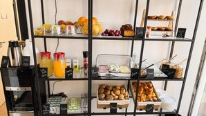 Un bufé de desayuno con diversas opciones de comida y bebidas.