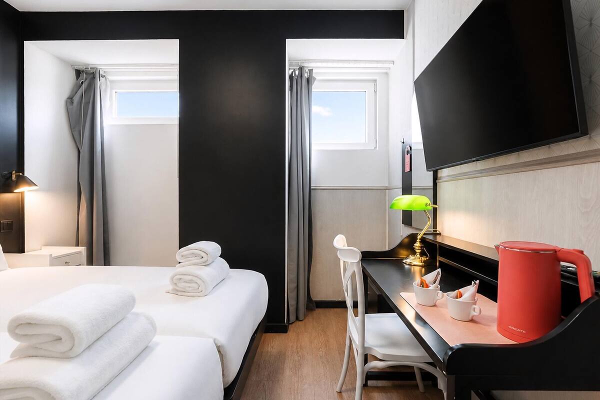 Apartment (Standard Room) | Desk, laptop workspace, WiFi (free), bed sheets