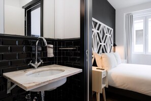 Apartment (Standard Room) | Bathroom | Shower, hair dryer, towels, shampoo - The Twenties by Guestready (Lisbon)